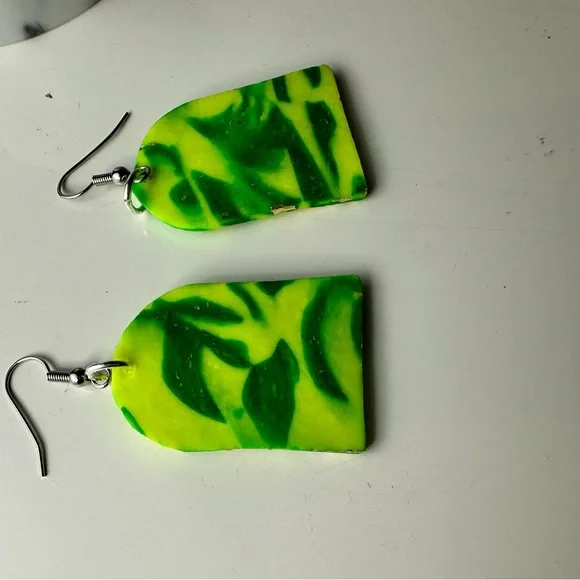 Hand made light weight Cute Lime and Gold earrings - Picture 5 of 5